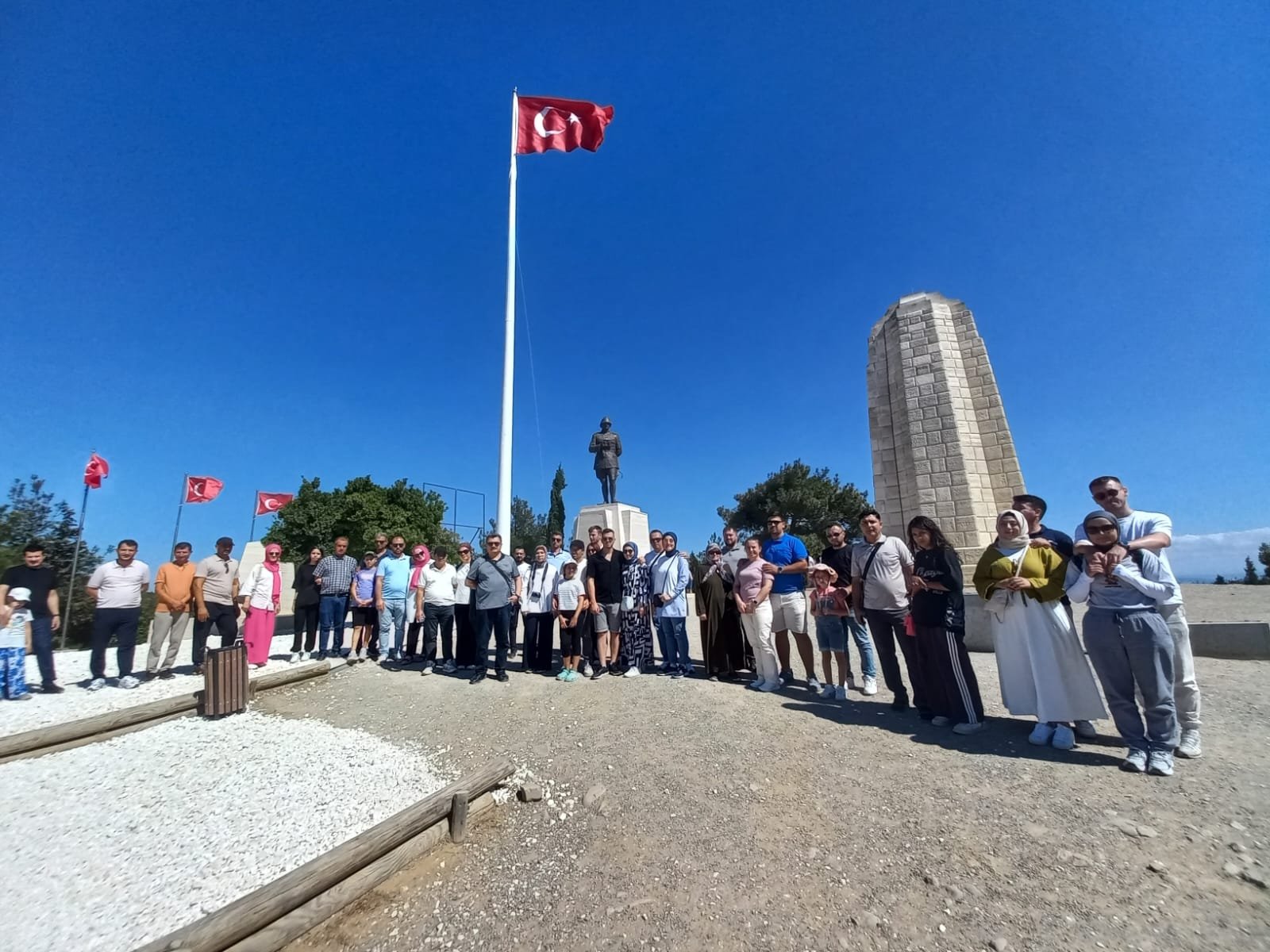 Misafirlerimiz şehitlik anıtı önünde